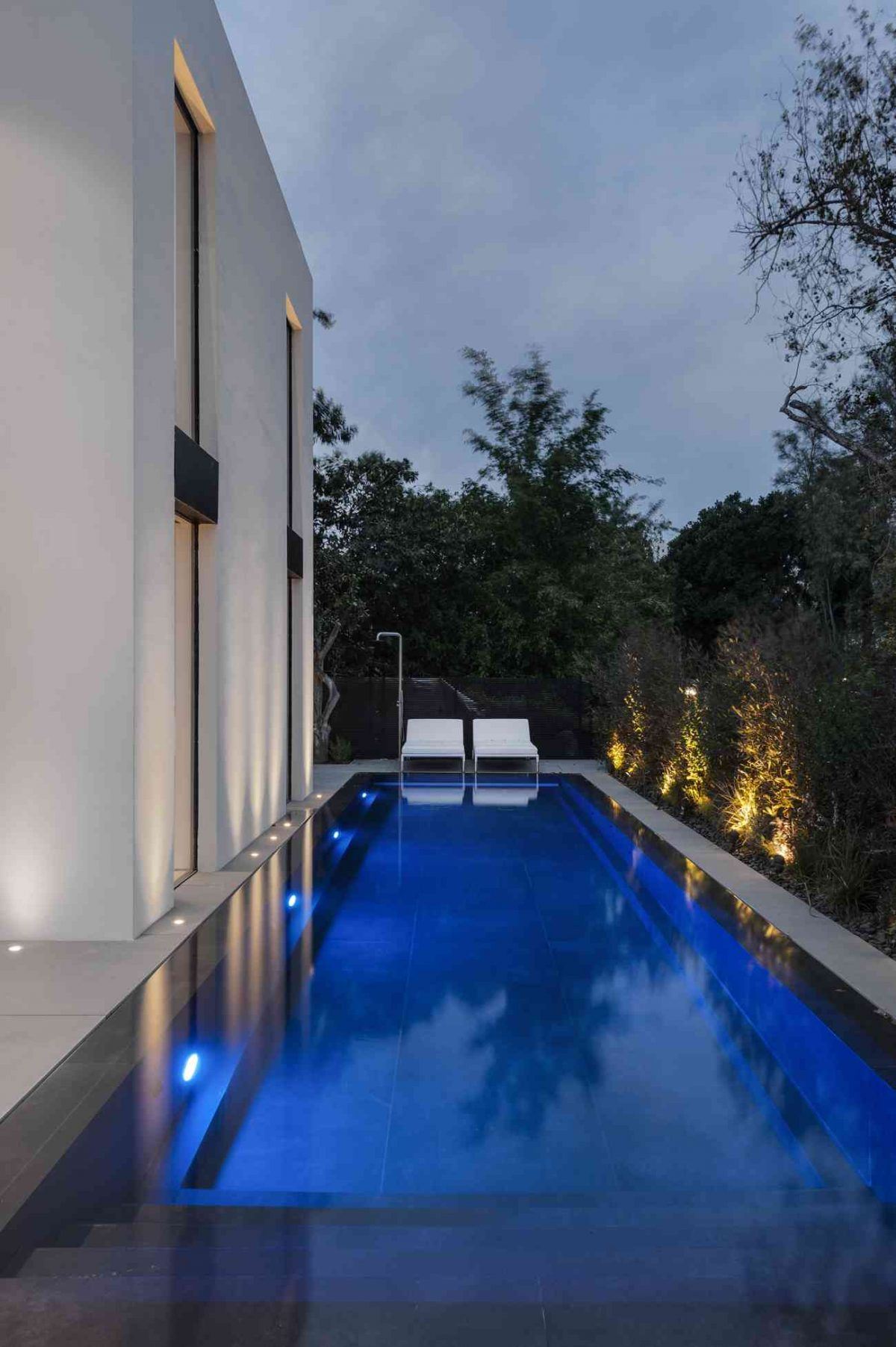 Simoene Architects Ltd – Central Israel תאורה מרהיבה בשטח בריכת הבית נעשתה על ידי קמחי דורי